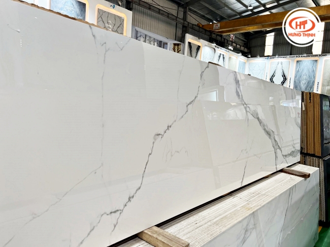 Bàn bếp đá trắng vân mây nung kết có khả năng chịu nhiệt, chống trầy xước tốt