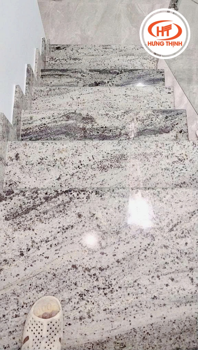 Đá ốp cầu thang Granite Moon White đẹp