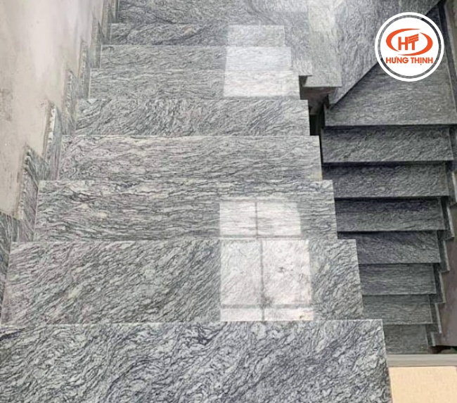 Cầu thang đá trắng mắt rồng với bề mặt sáng bóng