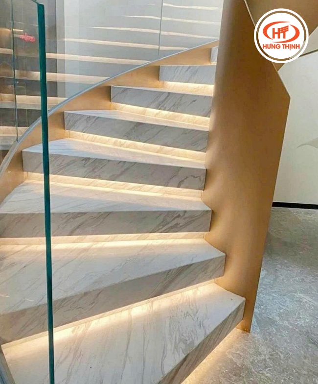 Đá ốp cầu thang màu trắng Marble với những đường vân nhẹ nhàng, tinh tế