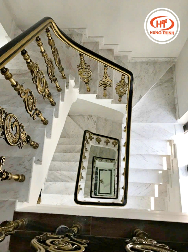 Đá ốp cầu thang Marble trắng hy lạp làm cho không gian trở nên nổi bật.