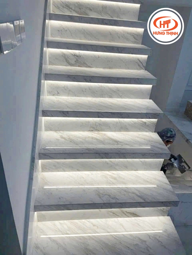 Đá cầu thang màu trắng kết hợp với đèn led đẹp