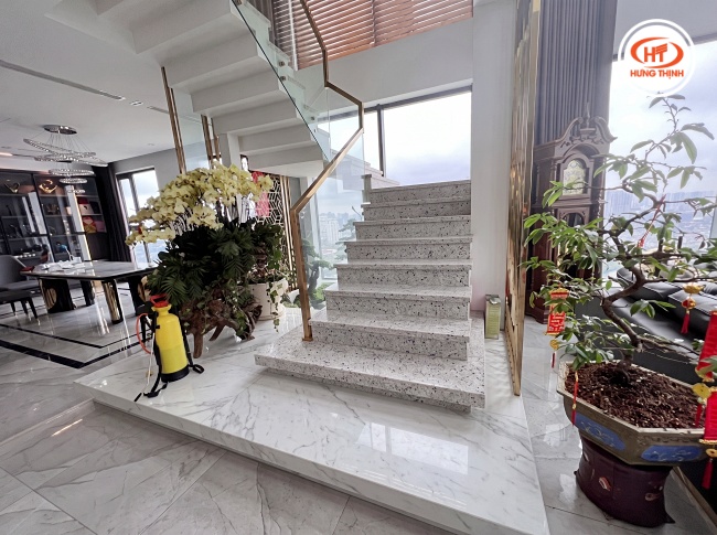 Đá cầu thang màu trắng hiện đại
