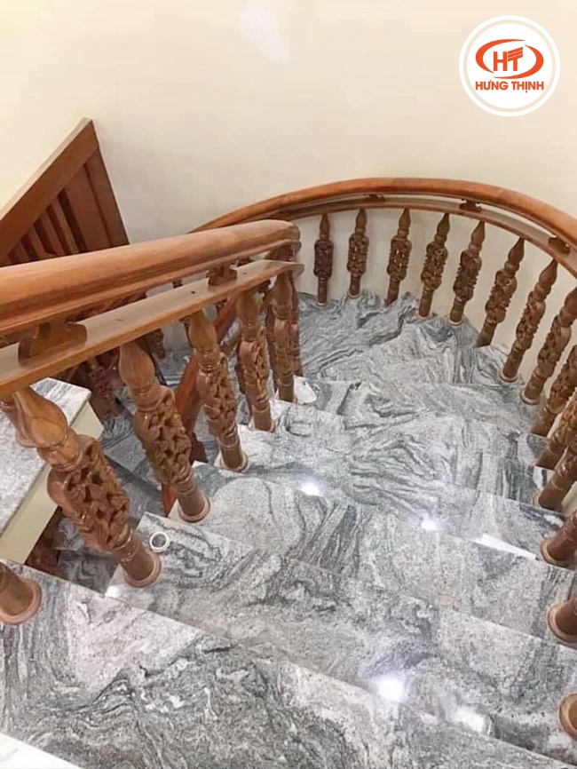 Đá cầu thang trắng sa mạc với đường vân lớn và rối