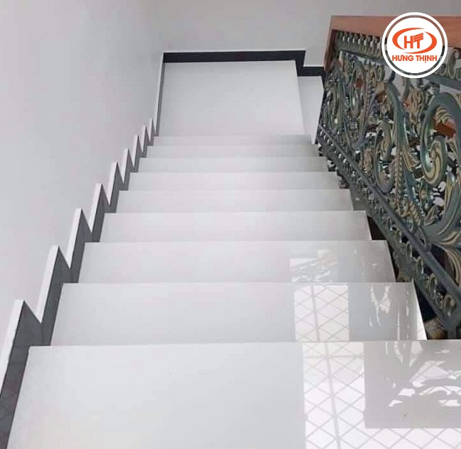 Đá cầu thang màu trắng sứ thanh lịch, tinh tế