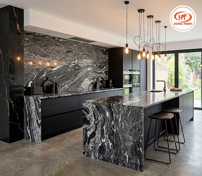 Không gian bếp sang trọng, hiện đại khi gia chủ chọn ốp đá bếp đen Black Forest