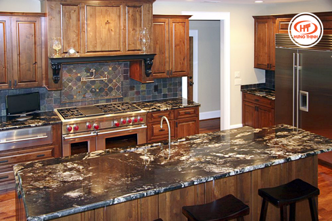 Phong cách tân cổ điển khi kết hợp chất liệu gỗ với đá ốp bếp màu đen Granite Black Taurus