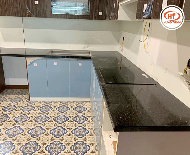 Thi công lắp đặt bếp âm trên mặt đá tự nhiên ốp bếp