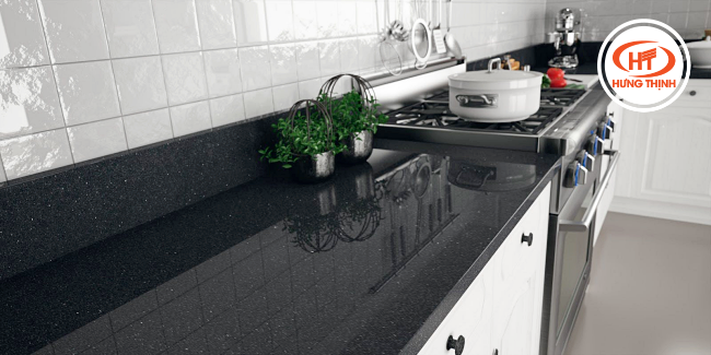 Màu đen của đá bếp Granite kết hợp với hệ tủ và tường trắng tạo cảm giác dễ chịu