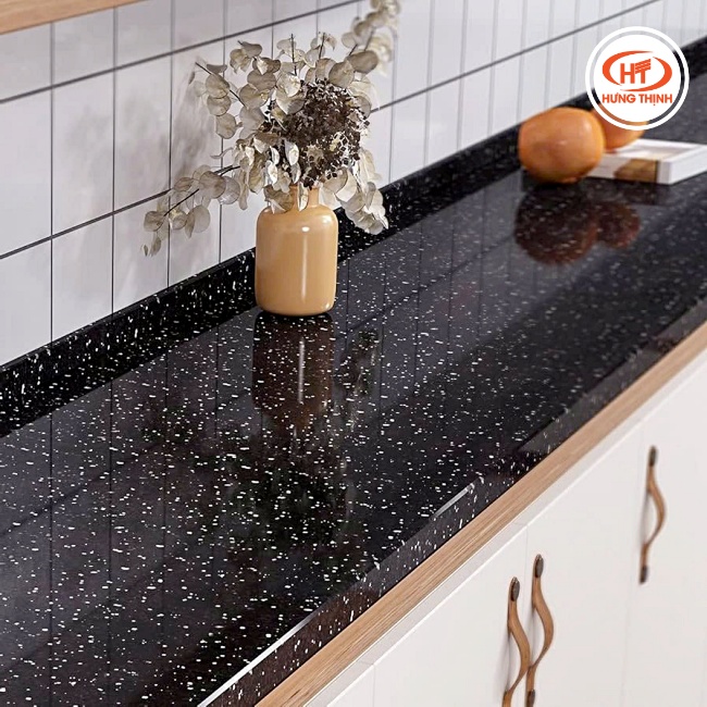 Mẫu đá bếp đen kim sa dễ phối hợp trong không gian