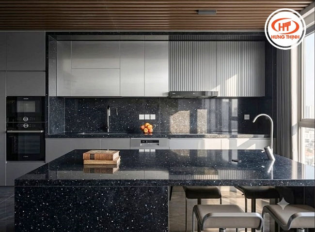 Xu hướng bàn đảo đá tự nhiên ốp mặt bếp tích hợp bàn ăn được nhiều người yêu thích