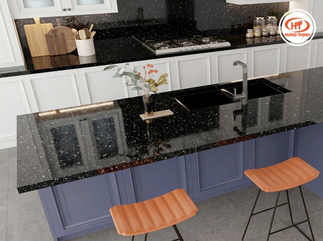 Đá ốp bếp màu đen giúp tạo chiều sâu cho không gian bếp