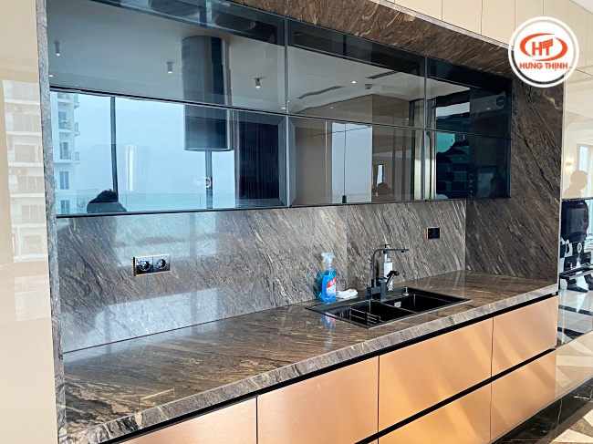 Gia chủ nên sử dụng các chất tẩy rửa chuyên dụng để tránh làm ảnh hưởng đến bề mặt đá bếp