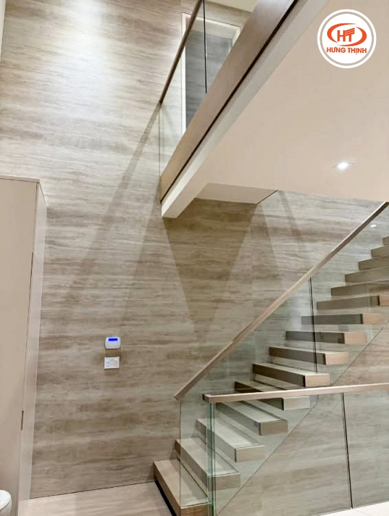 Cầu thang vân gỗ Marble Travertine được nhiều gia chủ yêu thích