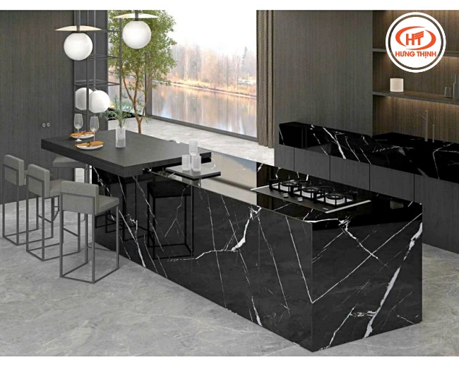 Vẻ đẹp nổi bật của căn bếp ốp đá đen khi đón được ánh sáng tự nhiên
