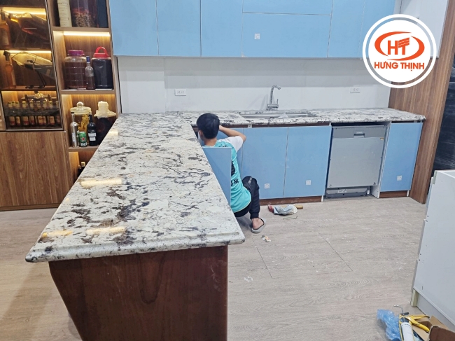 Chi phí làm bếp chung cư Granite phổ thông nội địa thường rẻ hơn hàng nhập khẩu