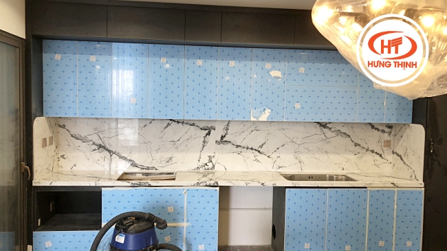 Ốp đá cho bếp chung cư làm tăng vẻ đẹp thẩm mỹ và dễ vệ sinh bảo dưỡng
