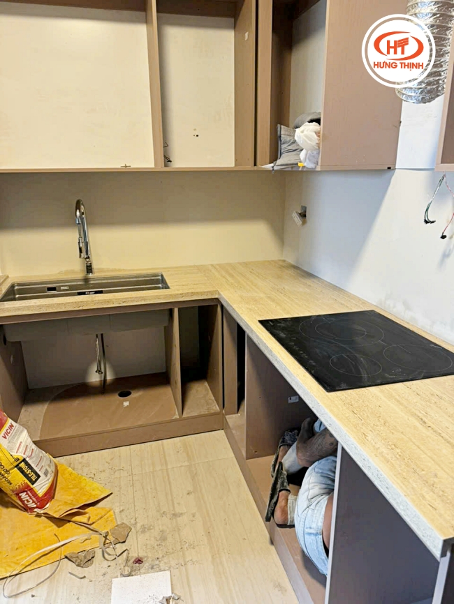 Đá nung kết ốp bếp chung cư giúp không gian bếp tinh tế và đẳng cấp hơn.