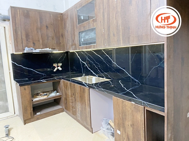 Thực tế hình ảnh bếp chung cư được ốp bằng đá nung kết