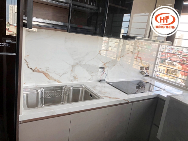 Mặt bếp đá trắng vân mây cùng chất liệu kính hiện đại