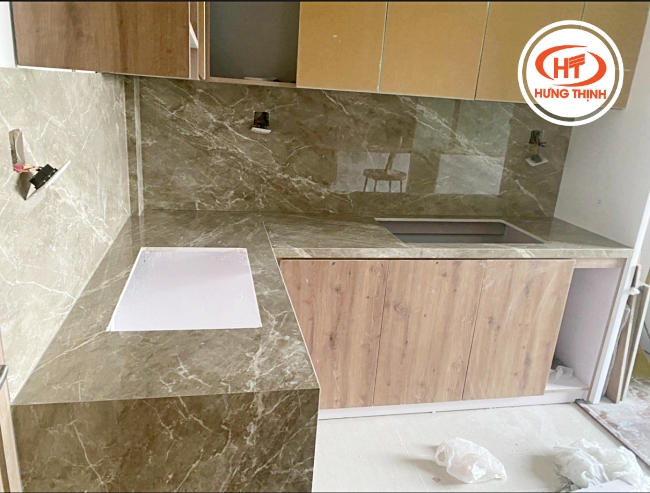 Hoàn thiện bếp căn hộ chung cư bằng đá nung kết bền đẹp.