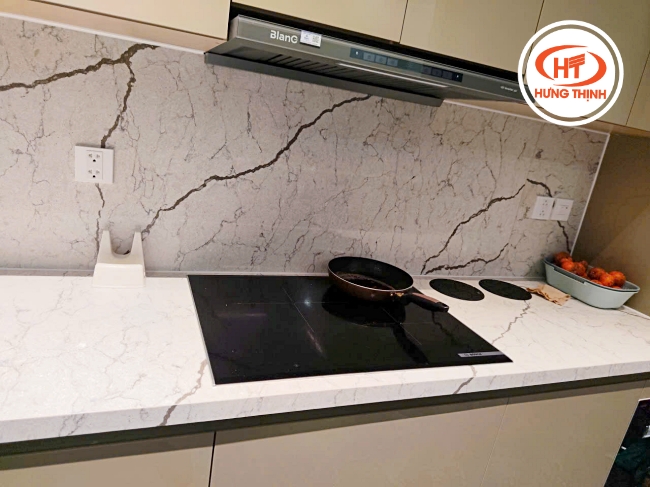 Mặt bếp đá trắng vân mây Vicostone BQ8788 mang phong cách thời thượng