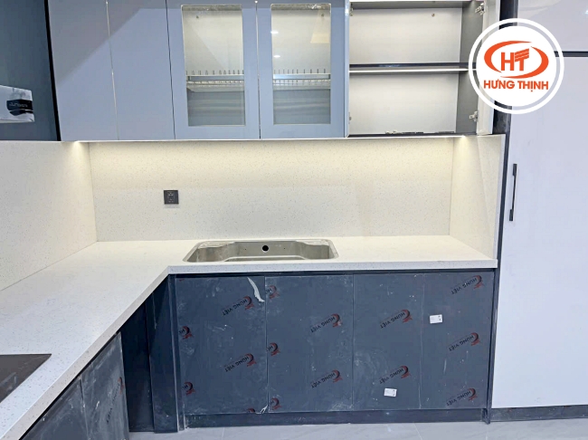 Nhà bếp chung cư đẹp với đá nung kết gốc thạch anh