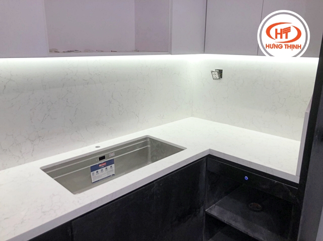 Dùng đá Vicostone ốp bàn bếp mang lại vẻ đẹp thanh lịch.
