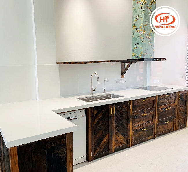 Bếp đẹp chung cư với mẫu đá quốc dân