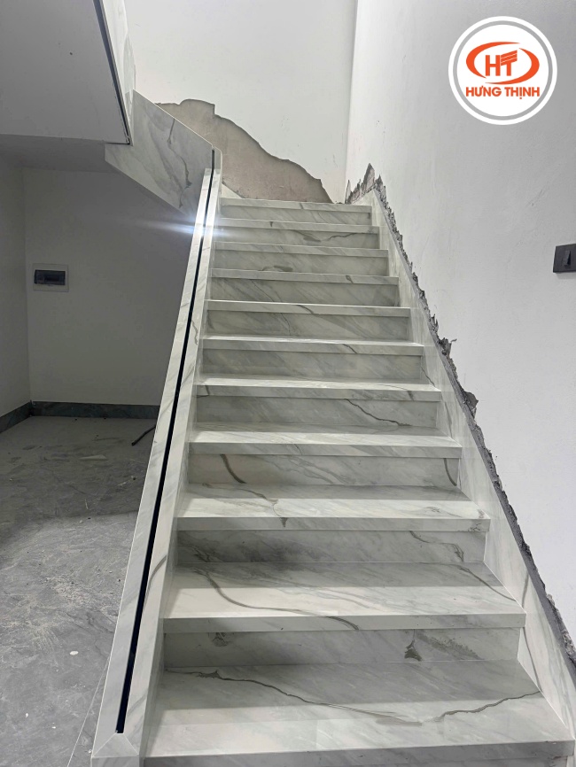 Cầu thang ốp đá nung kết Bianco Lasa