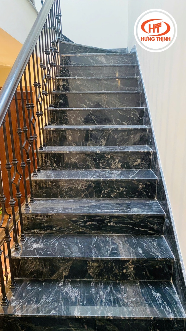 Thực tế đá cầu thang Granite Black Forest