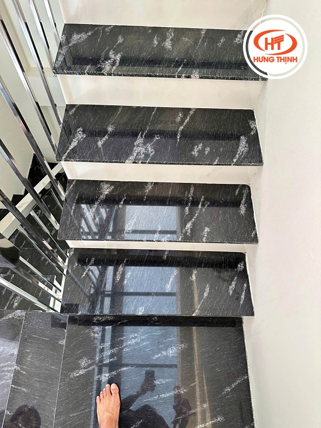 Hình ảnh cầu thang ốp đá Granite Đen Cá