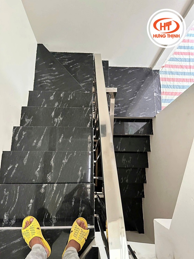 Công trình ốp đá cầu thang Granite Đen Cá
