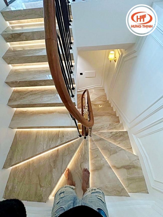 Công trình ốp đá cầu thang Marble Vân Gỗ Ý