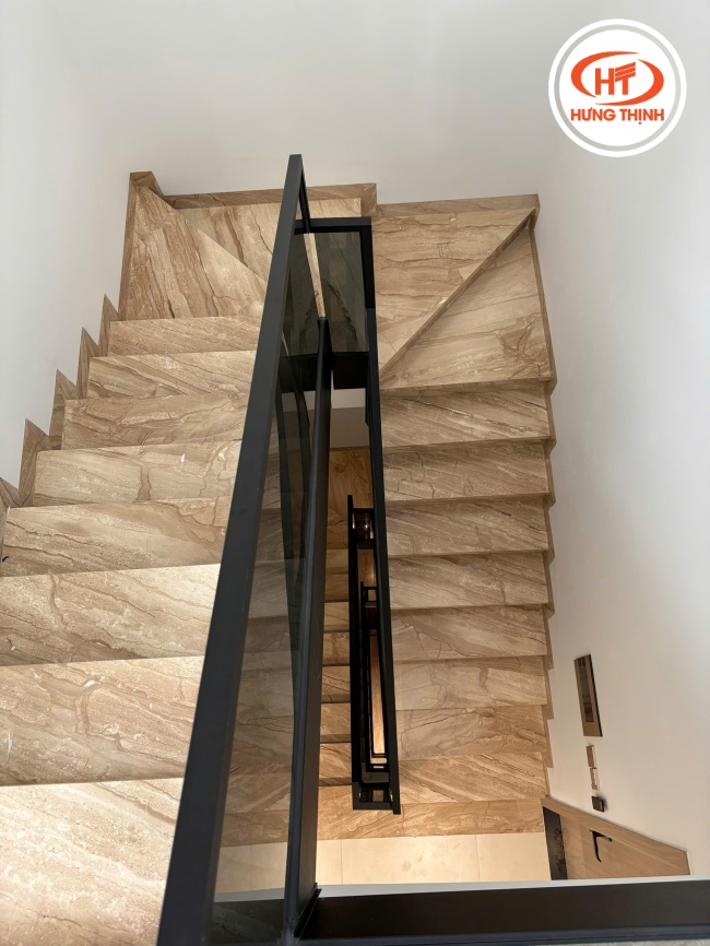 Hình ảnh tổng quan cầu thang ốp đá Marble Vân Gỗ Ý