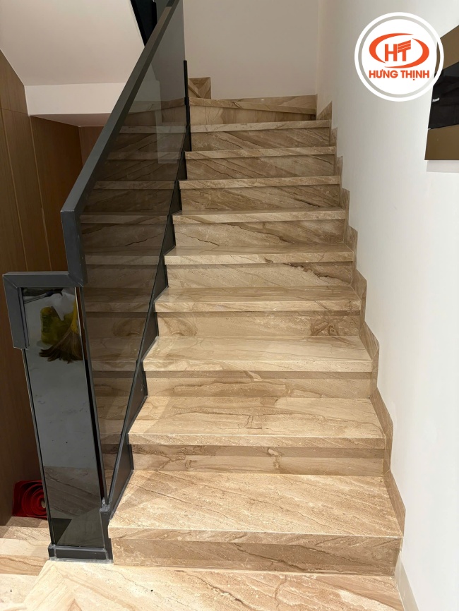 Hình ảnh thực tế cầu thang ốp đá Marble Vân Gỗ Ý