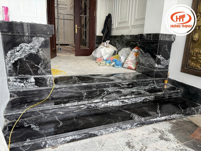Công trình ốp đá bậc tam cấp Granite Black Forest