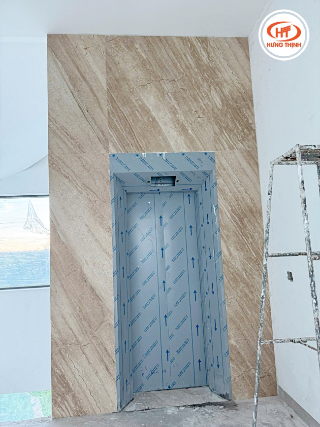 Đá ốp thang máy Marble Vân Gỗ Chéo làm nổi bật không gian