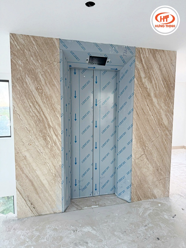 Đá Marble Vân Gỗ Chéo thanh lịch với không gian thang máy