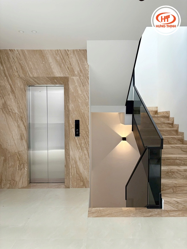 Tổng thể mặt thang máy đá Marble Vân Gỗ Ý đẹp, hiện đại