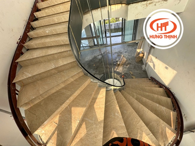 Hình ảnh thực tế ốp đá cầu thang Marble Oman Hoa To