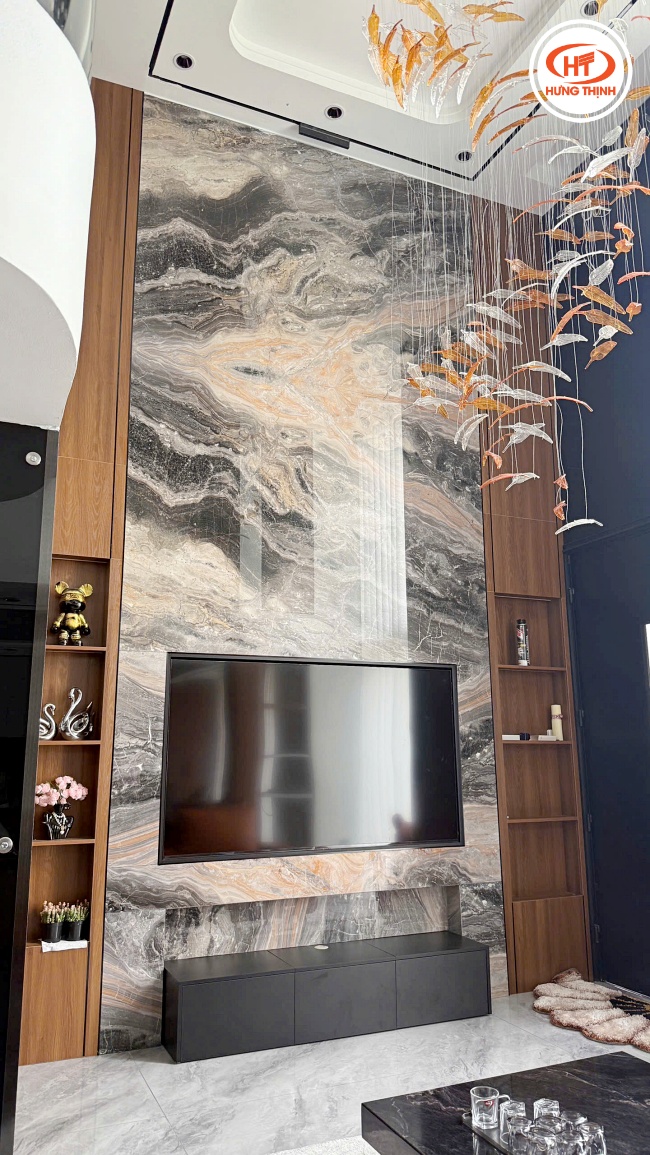 Tranh đá Marble Vân Gỗ Ý Nâu Đen với hệ tủ gỗ sang trọng