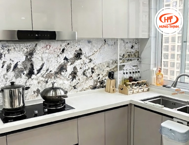 Đá Granite Apolo White giúp không gian bếp thêm sang trọng và hiện đại.