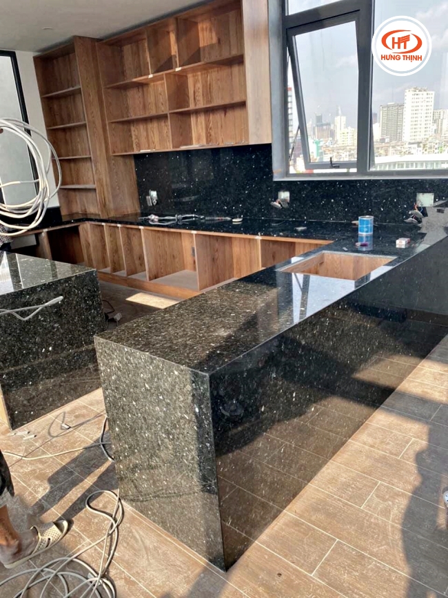 Căn hộ chung cư ốp bàn đá bếp đen Granite Xà Cừ Hoàng Gia