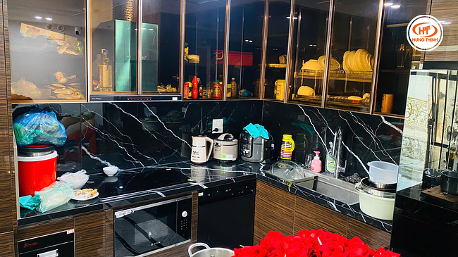 Căn bếp nhỏ ốp sử dụng đá đen ốp bếp