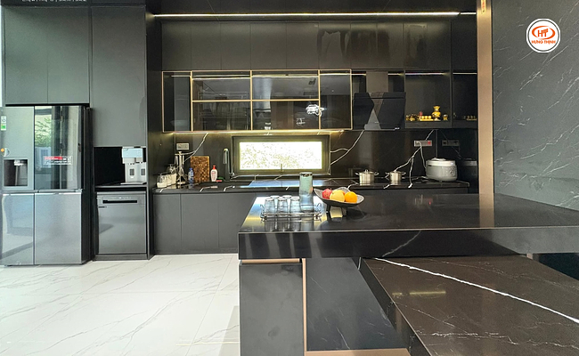 Căn bếp đá đen hiện đại, đầy đủ tiện nghi