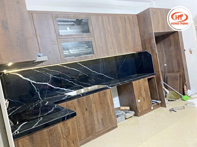Sắc đen huyền bí là lựa chọn lý tưởng cho những gia chủ yêu thích phong cách kiến trúc hiện đại, mạnh mẽ và thời thượng