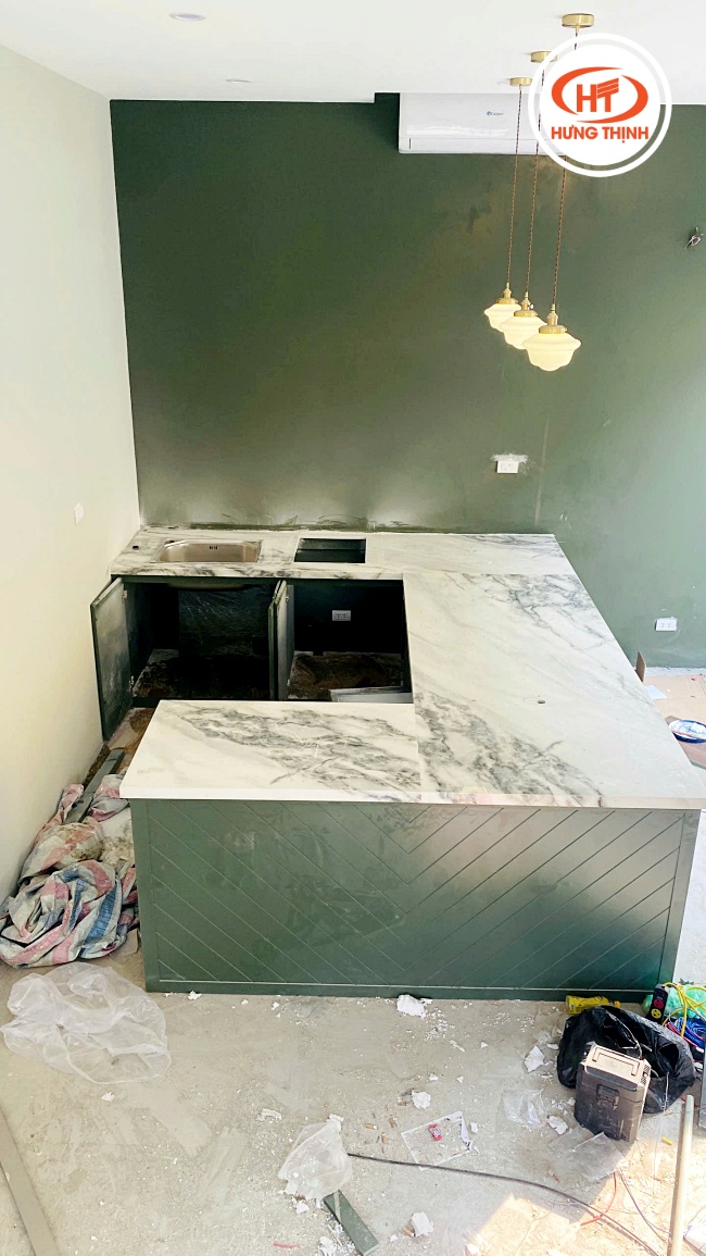 Sự kết hợp hiện đại và đầy ấn tượng giữa các vật liệu cao cấp và màu sắc táo bạo