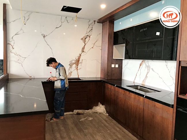 Sự kết hợp giữa đá nung kết ốp tường bếp Staturio Gold và đá ốp bàn bếp Vicostone