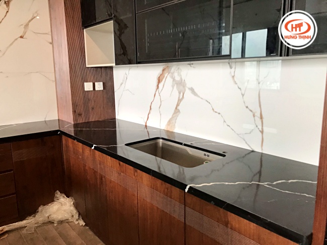Tường bếp màu sáng bắt sáng tốt, giúp căn bếp luôn thoáng đãng và ngập tràn ánh sáng